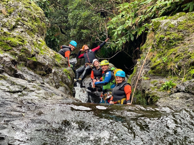  groupe d'amis pour profiter du canyoning 