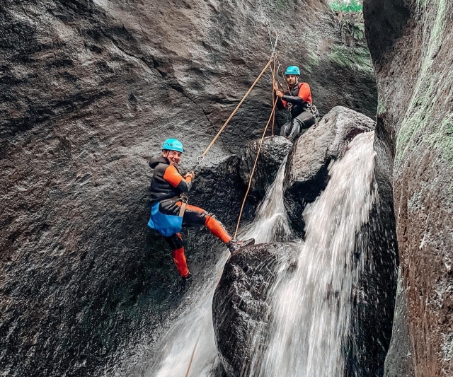  Man pour quitter la cascade