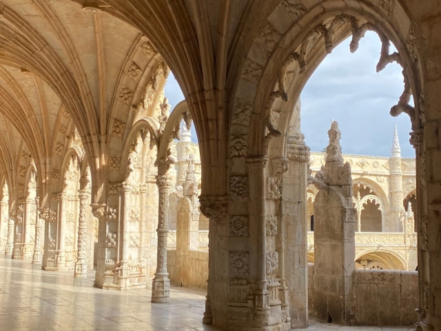  Arcos e colunas dos pátios do Mosteiro dos Jerónimos 