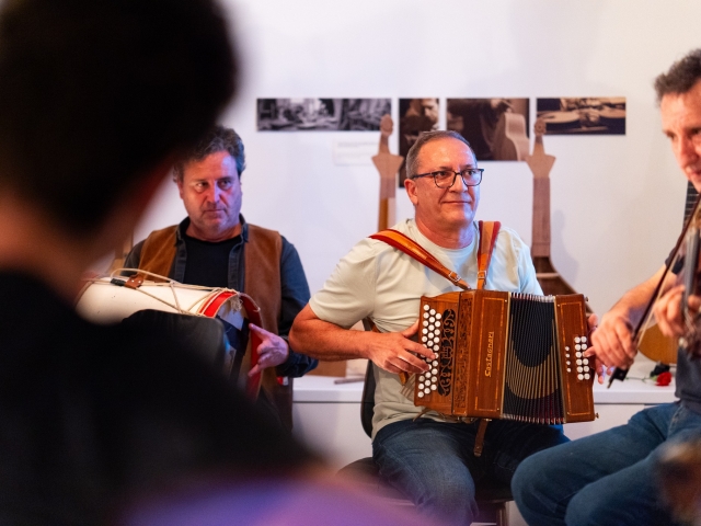  Artists playing the instruments 