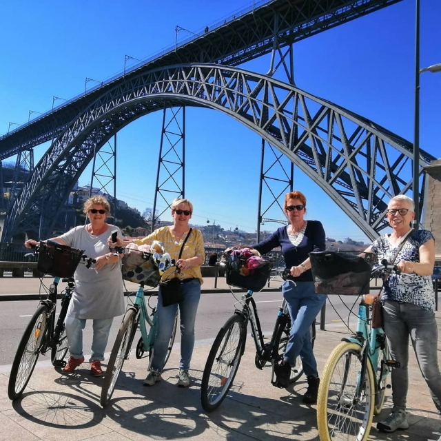  Mulheres de bicicleta junto à ponte D. Luís I