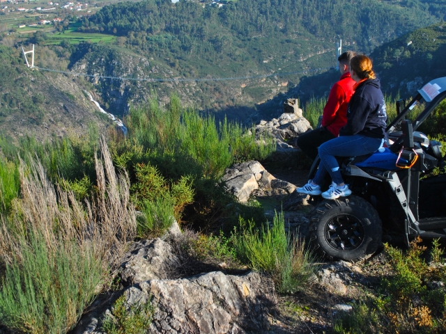  Voir le pont assis sur le buggy 