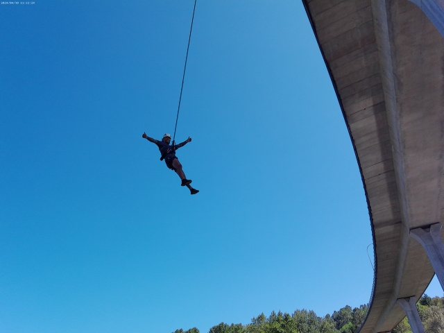 Disfrutando de la modalidad pendular del salto en puenting