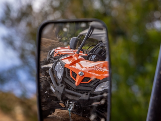  Buggies reflétées dans le rétroviseur du miroir 