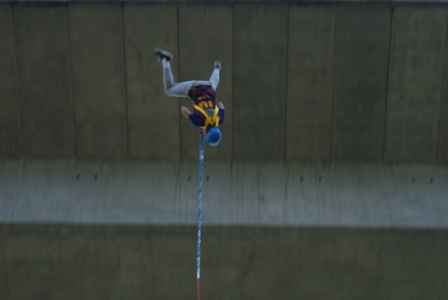  Bungee saltando sobre el puente arbo 