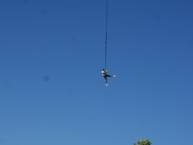  Adrenalina haciendo salto de salto 