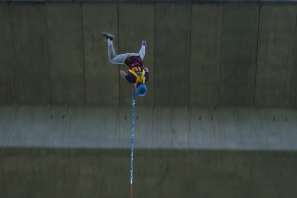 Bungee saltando sobre el puente arbo Bungee saltando sobre el puente arbo
