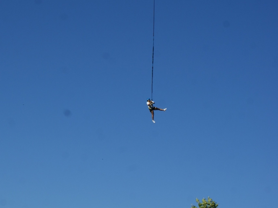 Adrenalina haciendo salto de salto Adrenalina haciendo salto de salto