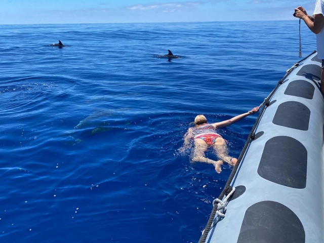Nada agarrado ao barco