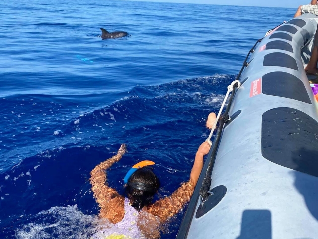 Nado ao lado do barco