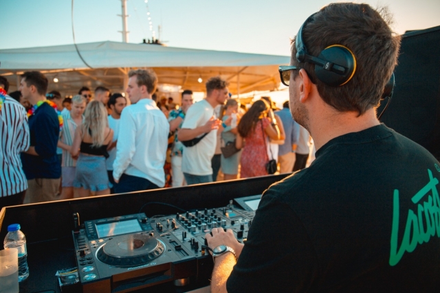  DJ pinchando éxitos 