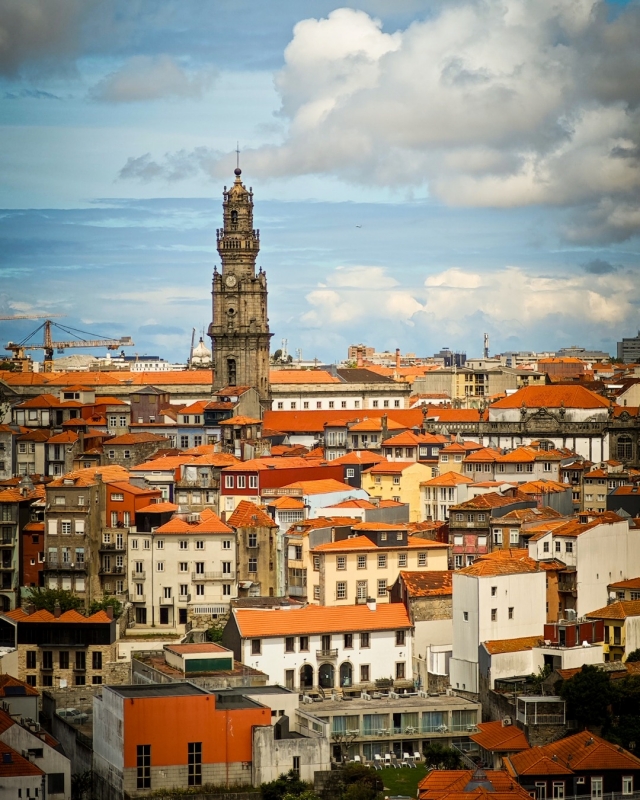  Porto mit dem Turm im Hintergrund 
