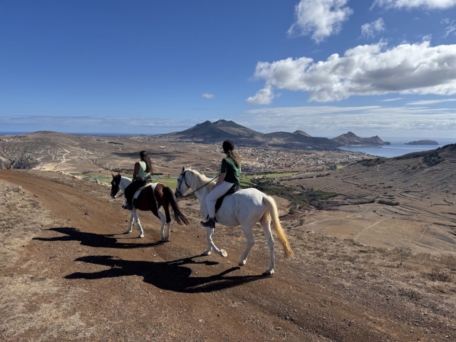  Promenade à cheval dans le village de Porto Santo