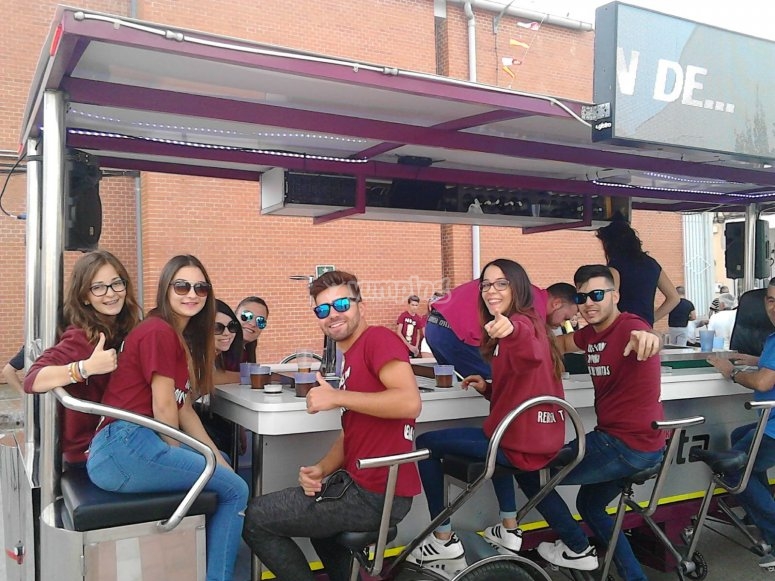 Amigos en la bicibirra