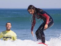 Aprendiendo surf junto al monitor