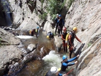 Festhalten am Seil in der Schlucht 