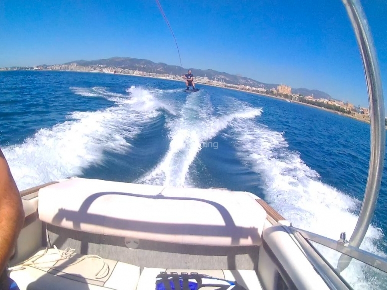 Hacer wakeboard en Mallorca 1 hora hasta 4 pax desde 150€