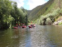 En canoa se puede ir por aguas en calma