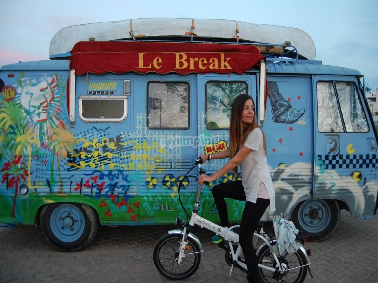 Bici eléctrica junto a food truck