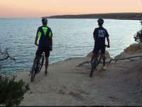  Com bicicletas de frente para o mar