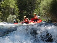  Sinking the paddle in white water 