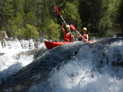 Kanus im Wildwasser des Alto Tajo eines Tages