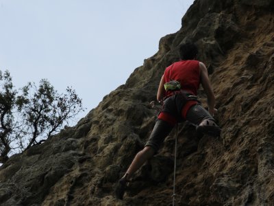 在埃斯特拉 (Estella) 的 Peñaguda 中低层攀登