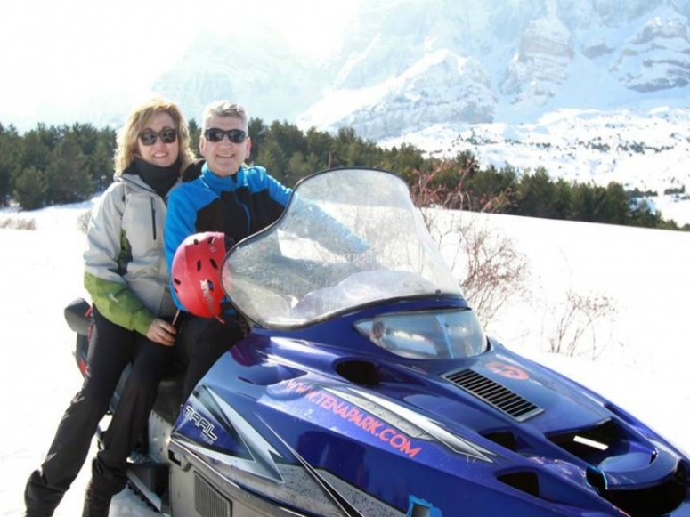 subidos en la moto de nieve