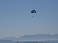 Remolcado por la lancha sobre el mar