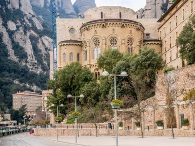 Visita ao Mosteiro de Montserrat com calçotada