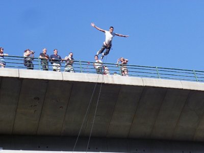 Salto de puenting y fotos sobre el Miño en Arbo