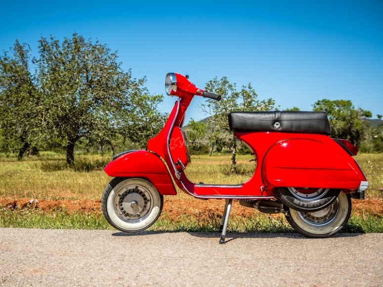 Double Vespa excursion in and drink 2.5h from 110€