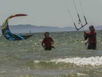  Sessão de kitesurf na água 