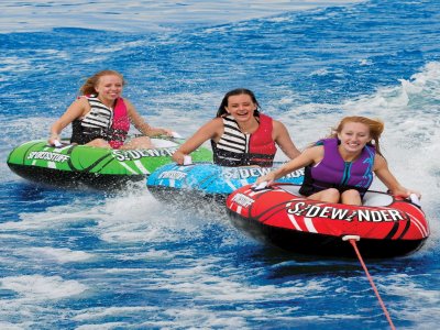15 minutos de donuts boat en Costa del Garraf