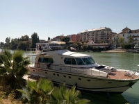  Yacht am Ufer angedockt 