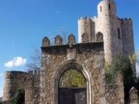 castillo con una puerta de arco