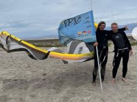 fille kitesurf agitant 