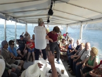 Disfrutando de un paseo en barco divertido 