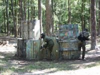  Derrière la barricade en bois