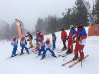  Gruppe von Skifahrern im Urlaub