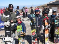 Peques con sus tablas de snowboard