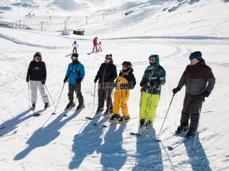  Gruppo di studenti di sci nella Sierra Nevada 