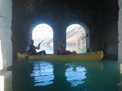 Travesía en canoa para niños en Lago de Mediano