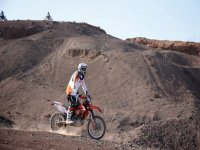  homme à pied sur une moto 