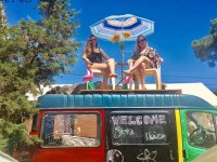 Ragazze caricate su Ibiza van 