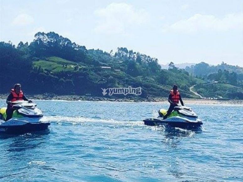 En las motos de agua con amigos