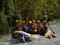 Levantando una mano en la balsa de rafting