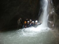  Grupo de amigos praticando canyoning 