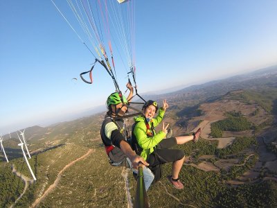 Vuelo parapente para dos y cena en Igualada 20 min