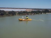 hombre navegando en kayak